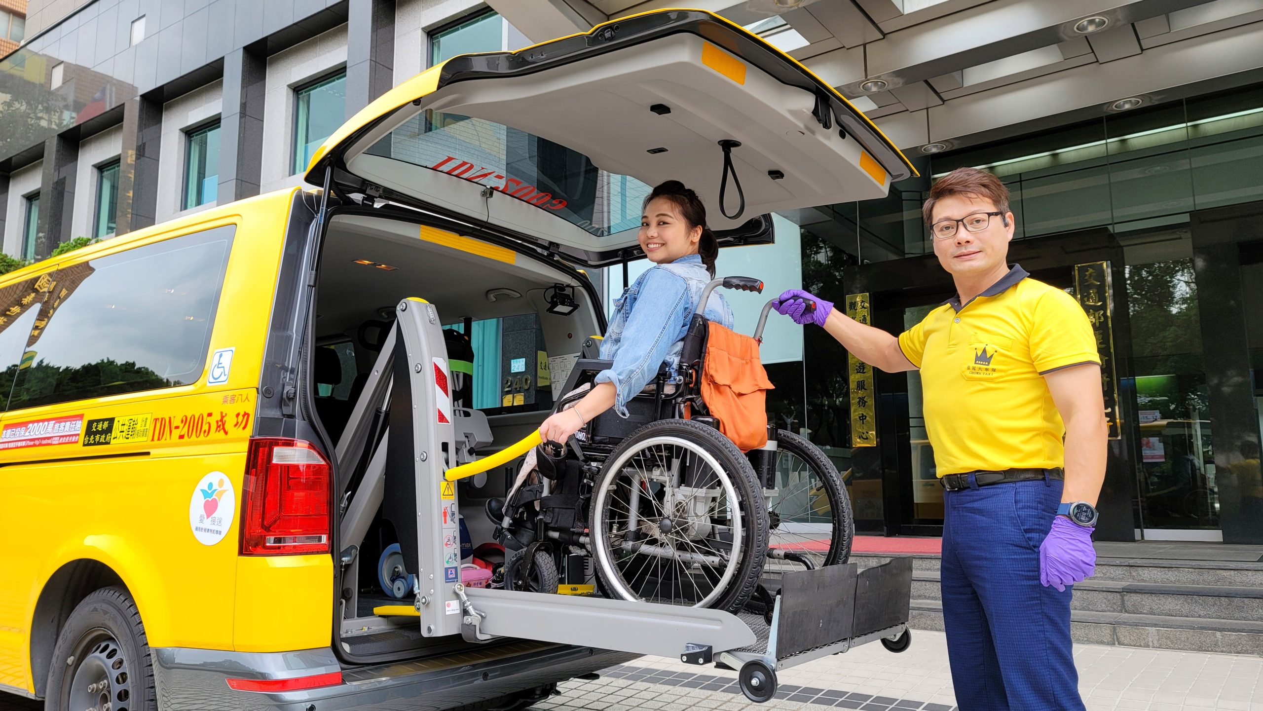 搭乘❤好安心❤無障礙計程車總是能讓客人露出好安心的笑容♿輪椅接送爬梯機上下樓服務